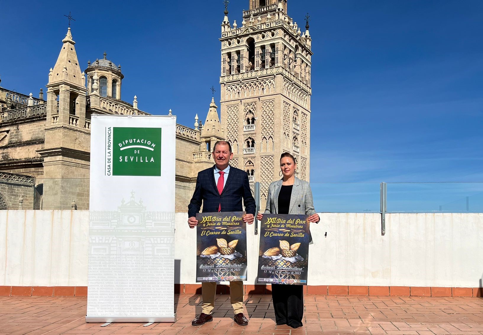 Alcalde y delegada presentación Día del Pan