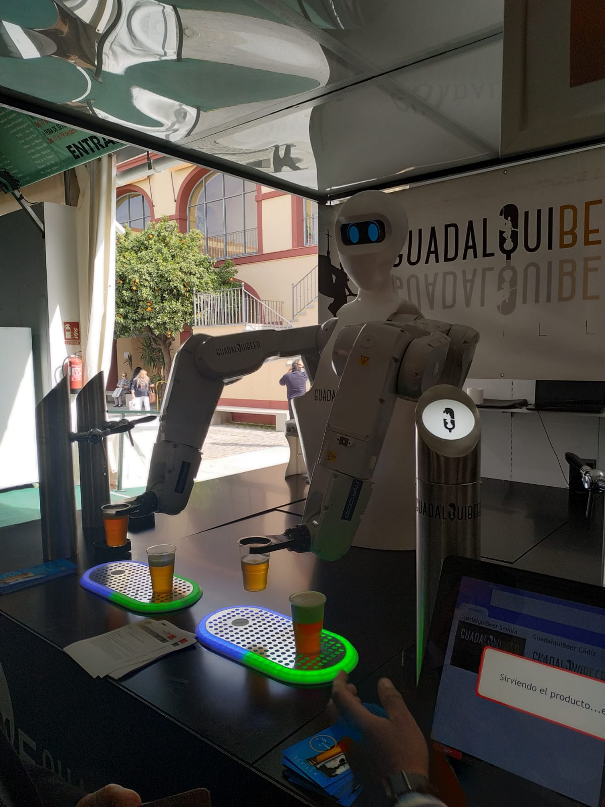 Robot dispensador de cerveza presente en la III Feria del Aperitivo y Cerveza Artesanal