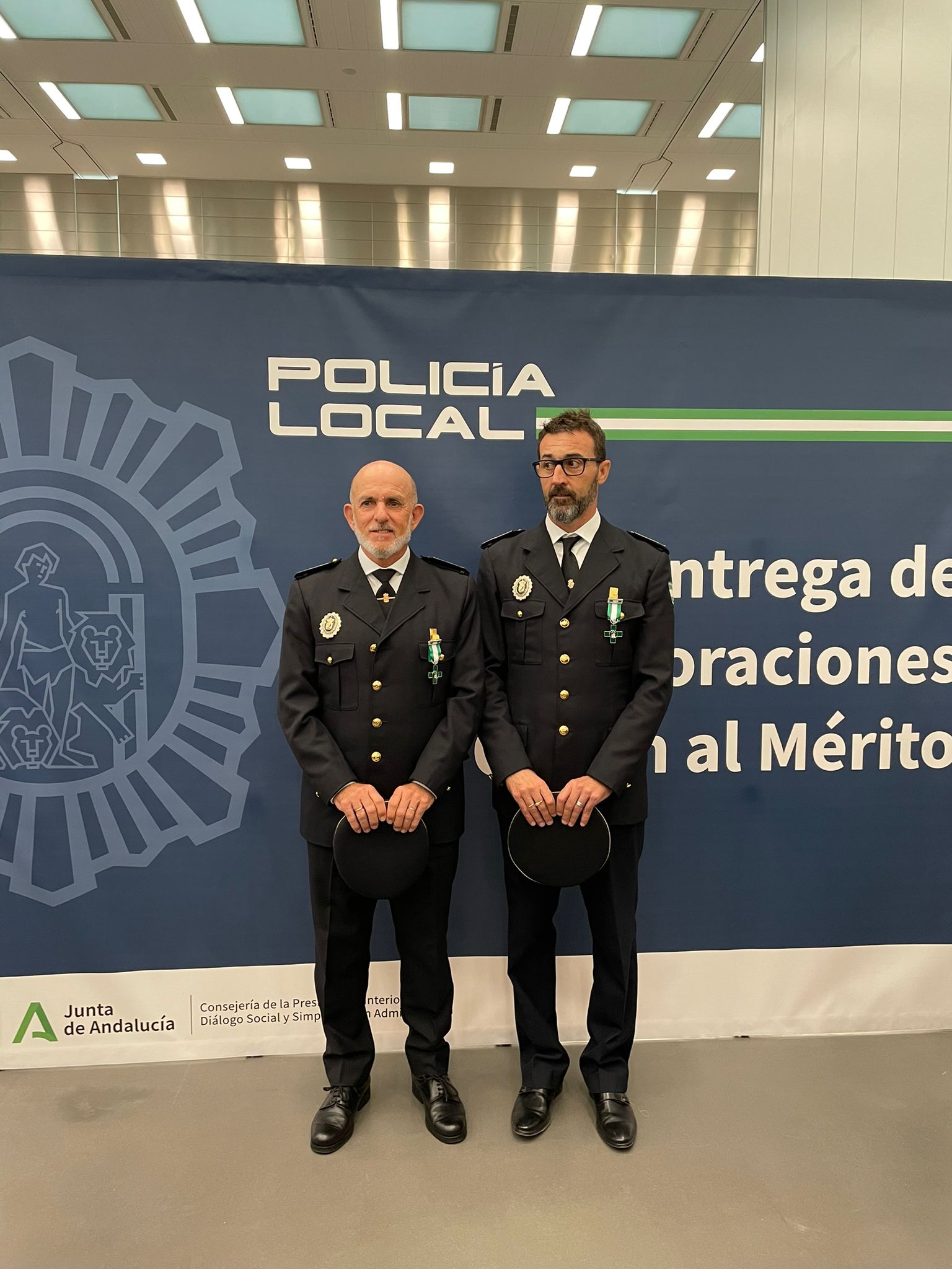 Los agentes José Luis Ramírez Monge (drch.) y Francisco Ferrera Córdoba (izq.)