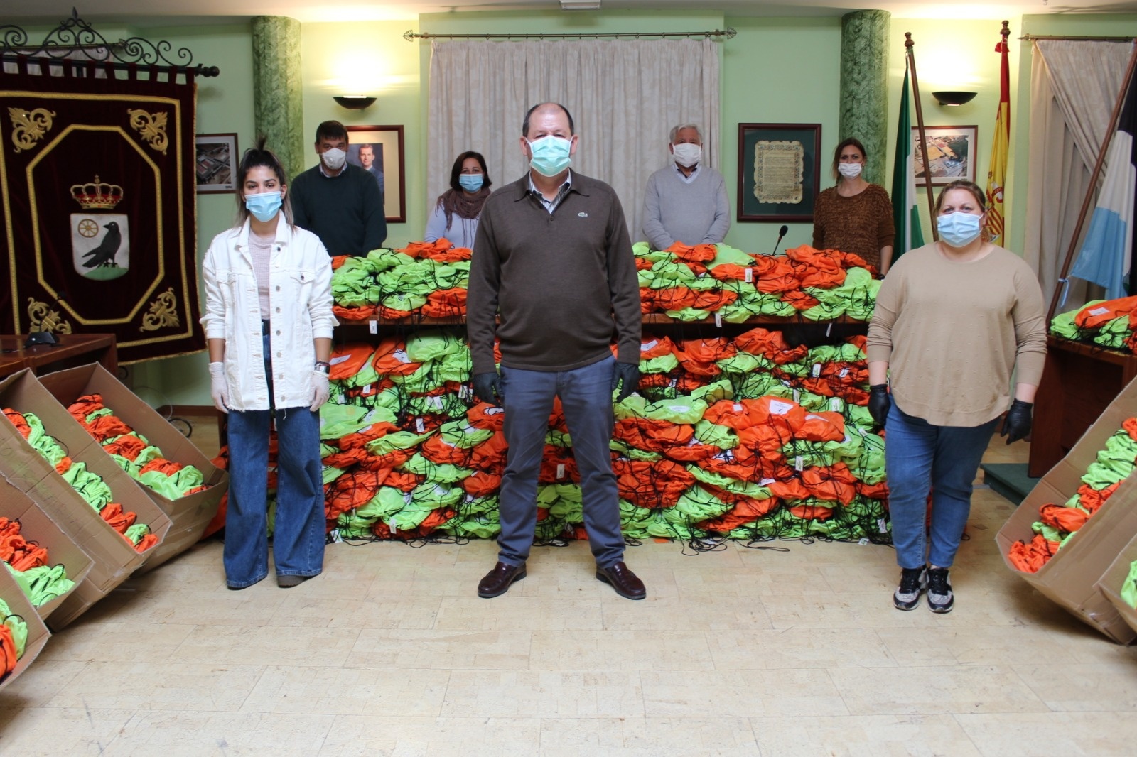 Equipo gobierno con las 900 mochilas de material escolar que se va a repartir en los centros educativos