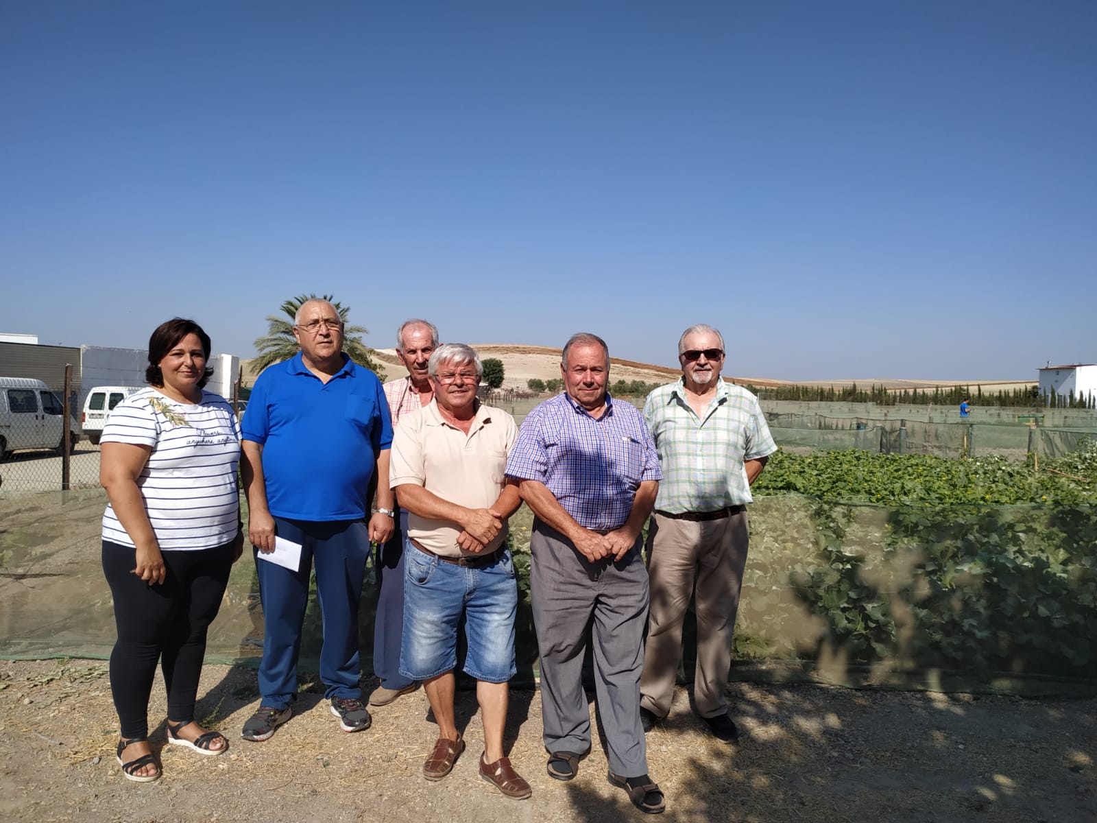La delegada Rocío Bellido junto a usuarios de los huertos