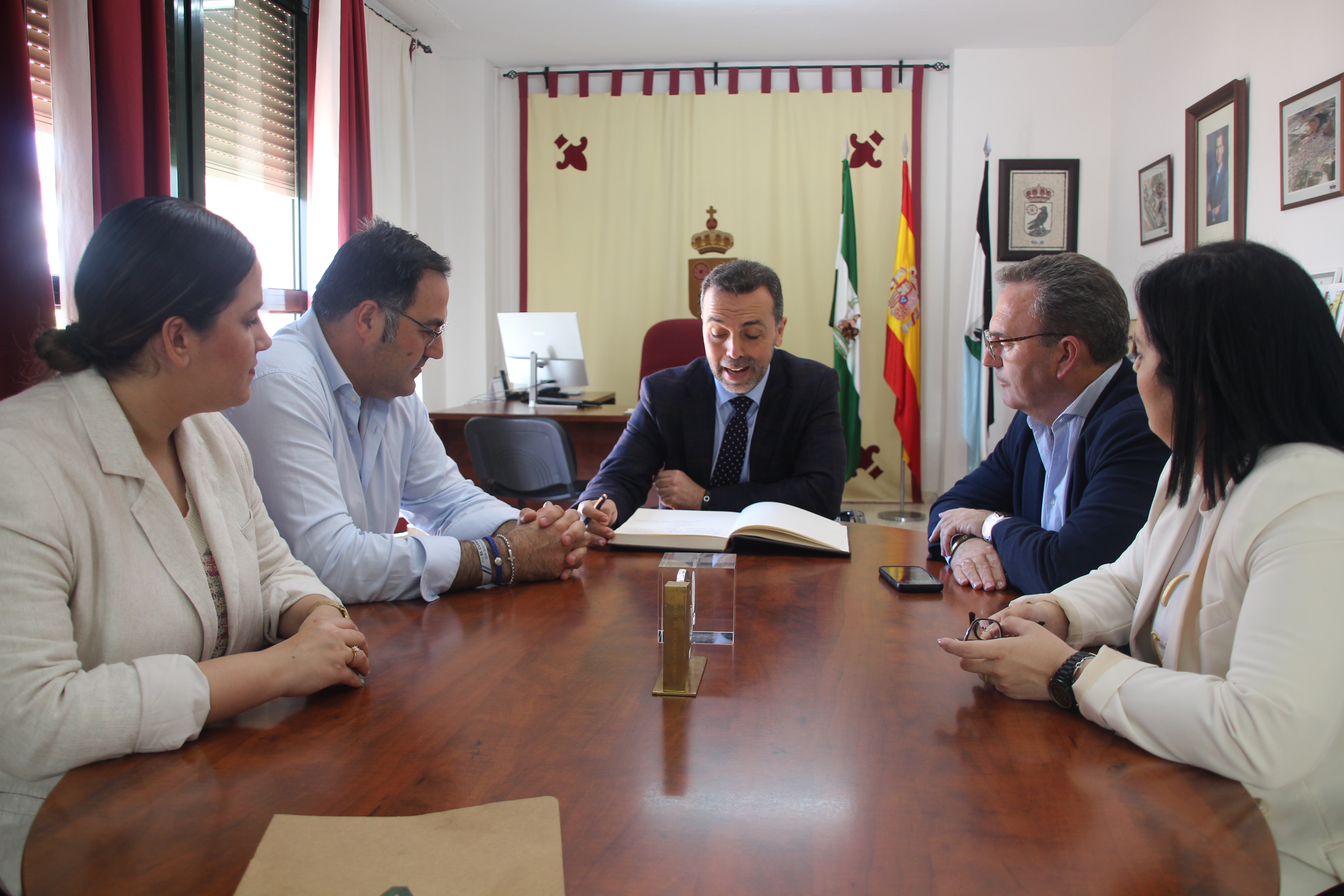 Javier Millán firma el libro de honor del Ayuntamiento